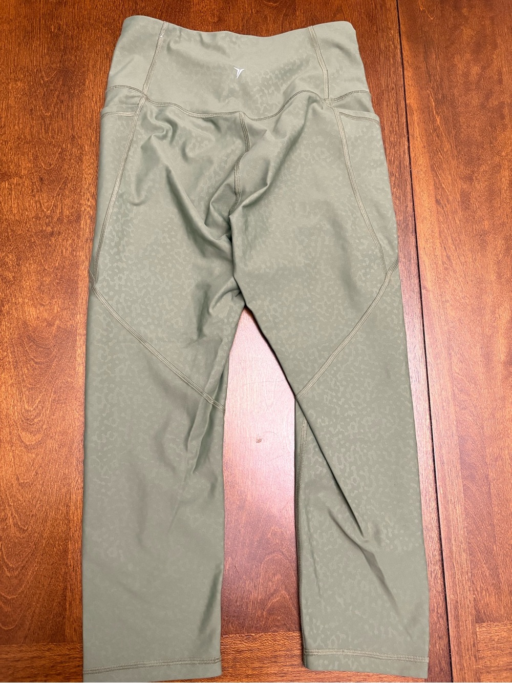 Old Navy Active Go-Dry Elevate Crop Legging